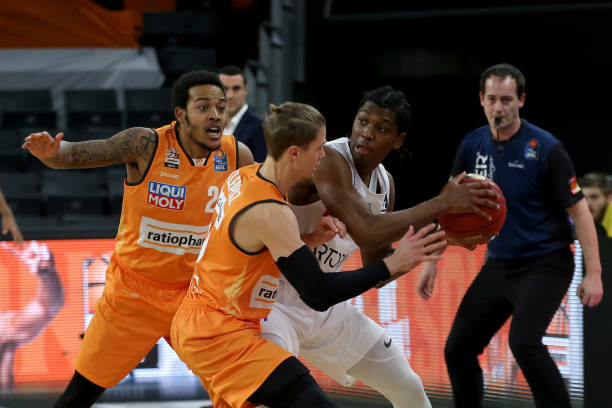 被犯规3次 被犯规3次